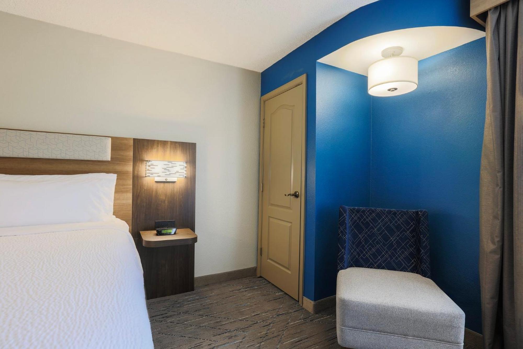 Holiday Inn Express Burlington By Ihg Екстер'єр фото