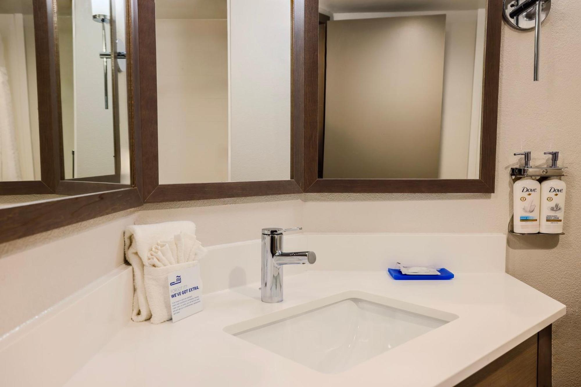 Holiday Inn Express Burlington By Ihg Екстер'єр фото
