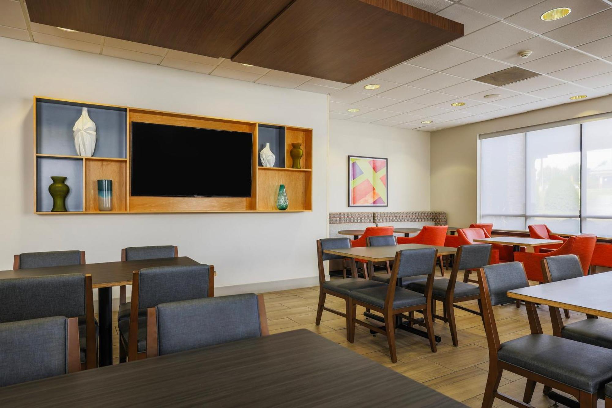 Holiday Inn Express Burlington By Ihg Екстер'єр фото