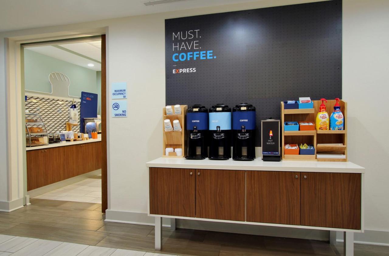 Holiday Inn Express Burlington By Ihg Екстер'єр фото