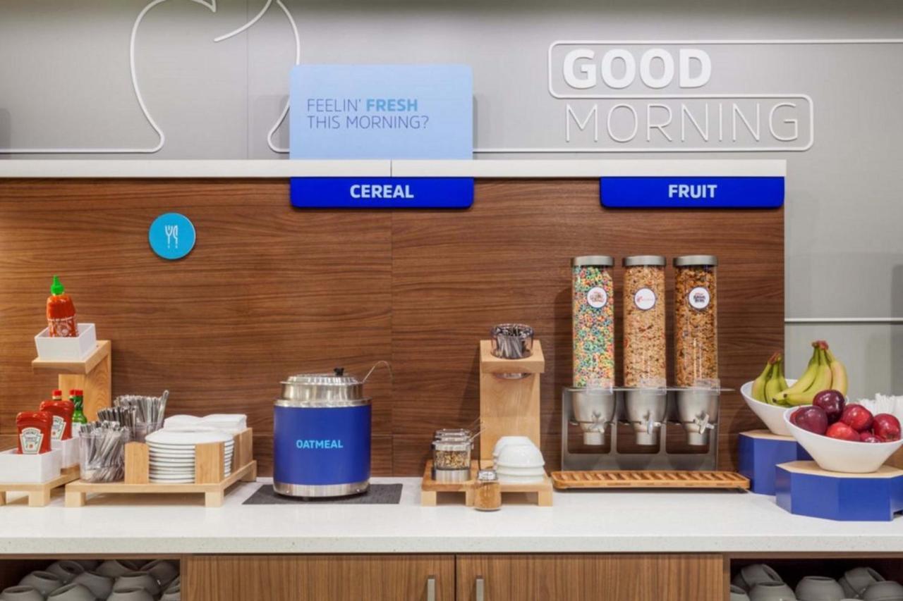 Holiday Inn Express Burlington By Ihg Екстер'єр фото