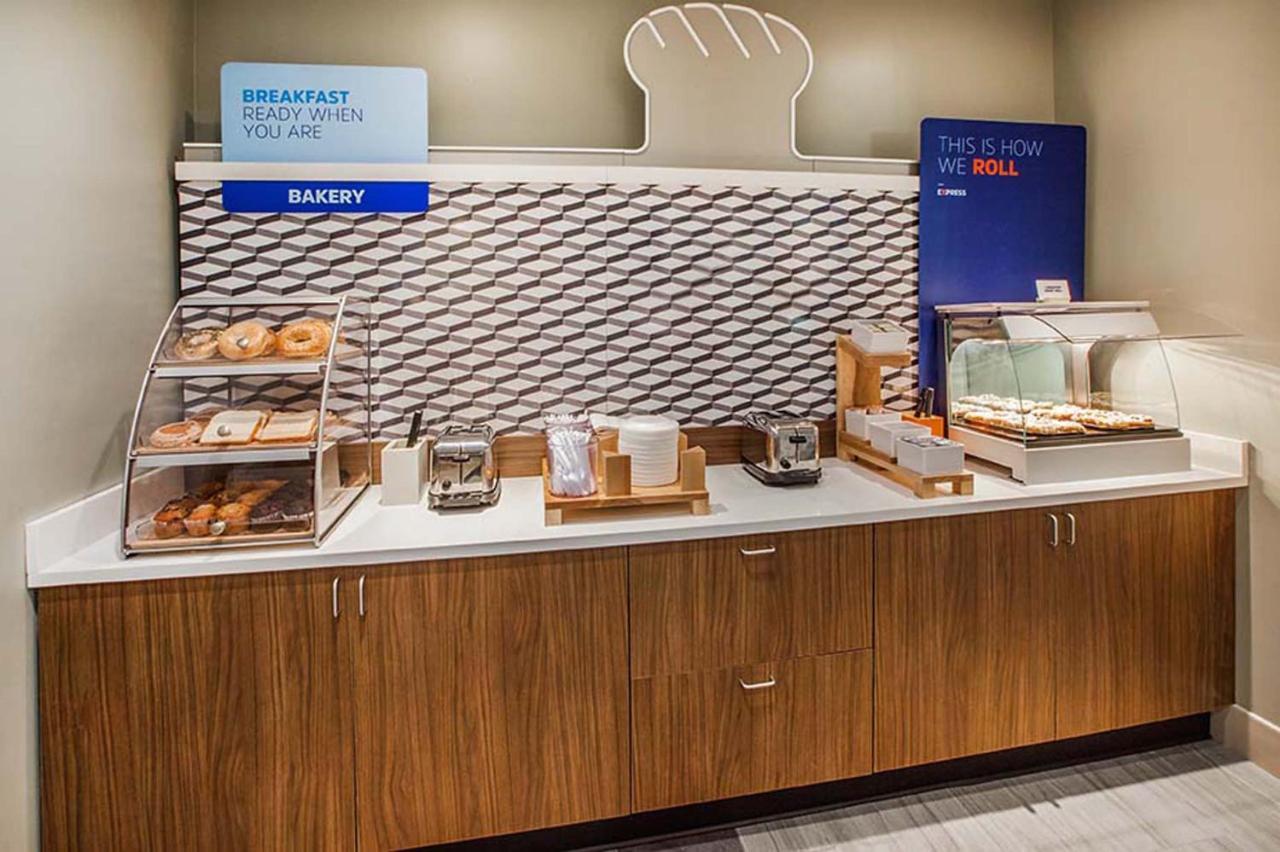 Holiday Inn Express Burlington By Ihg Екстер'єр фото